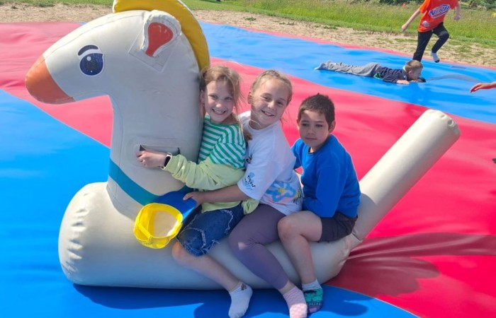 17 czerwca uczniowie klas drugich mieli okazję spędzić niezapomniany dzień w malowniczej Zagrodzie Kociewskiej. Program wycieczki obfitował w atrakcje, a jedną z najciekawszych były kreatywne warsztaty emalierskie. Dzieci dowiedziały się, czym jest emalia i jak powstają naczynia emaliowane. W części praktycznej każdy uczestnik mógł samodzielnie ozdobić ceramiczny magnes przy użyciu specjalnych markerów. Powstały w ten sposób wyjątkowe, kolorowe prace – prawdziwe małe dzieła sztuki, które będą piękną pamiątką na lata. Po warsztatach przyszedł czas na relaks i zabawę. Uczniowie korzystali z uroków otoczenia – bawili się na świeżym powietrzu, zwiedzali zagrodę i dokarmiali zwierzęta. Szerokie uśmiechy na twarzach dzieci, gdy wracały do szkoły, były najlepszym dowodem na to, że wyjazd był udany.