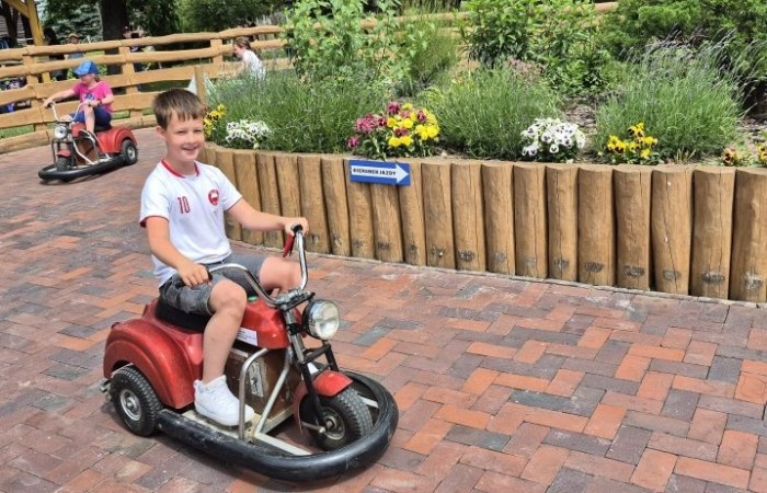 17 czerwca uczniowie klas drugich mieli okazję spędzić niezapomniany dzień w malowniczej Zagrodzie Kociewskiej. Program wycieczki obfitował w atrakcje, a jedną z najciekawszych były kreatywne warsztaty emalierskie. Dzieci dowiedziały się, czym jest emalia i jak powstają naczynia emaliowane. W części praktycznej każdy uczestnik mógł samodzielnie ozdobić ceramiczny magnes przy użyciu specjalnych markerów. Powstały w ten sposób wyjątkowe, kolorowe prace – prawdziwe małe dzieła sztuki, które będą piękną pamiątką na lata. Po warsztatach przyszedł czas na relaks i zabawę. Uczniowie korzystali z uroków otoczenia – bawili się na świeżym powietrzu, zwiedzali zagrodę i dokarmiali zwierzęta. Szerokie uśmiechy na twarzach dzieci, gdy wracały do szkoły, były najlepszym dowodem na to, że wyjazd był udany.