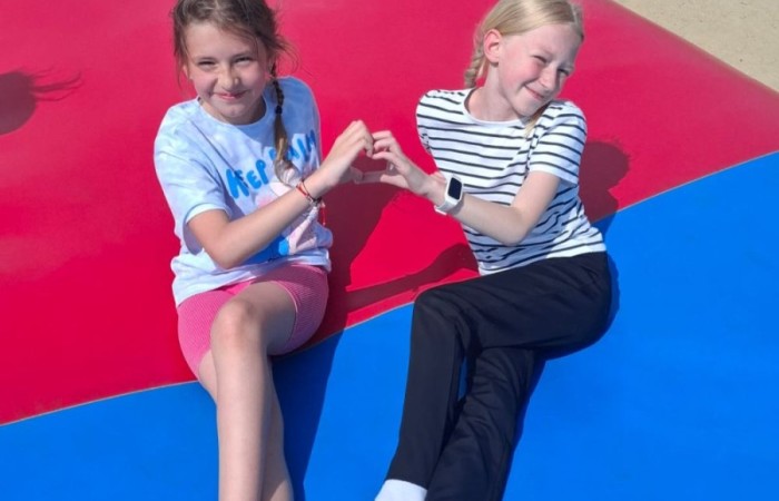 17 czerwca uczniowie klas drugich mieli okazję spędzić niezapomniany dzień w malowniczej Zagrodzie Kociewskiej. Program wycieczki obfitował w atrakcje, a jedną z najciekawszych były kreatywne warsztaty emalierskie. Dzieci dowiedziały się, czym jest emalia i jak powstają naczynia emaliowane. W części praktycznej każdy uczestnik mógł samodzielnie ozdobić ceramiczny magnes przy użyciu specjalnych markerów. Powstały w ten sposób wyjątkowe, kolorowe prace – prawdziwe małe dzieła sztuki, które będą piękną pamiątką na lata. Po warsztatach przyszedł czas na relaks i zabawę. Uczniowie korzystali z uroków otoczenia – bawili się na świeżym powietrzu, zwiedzali zagrodę i dokarmiali zwierzęta. Szerokie uśmiechy na twarzach dzieci, gdy wracały do szkoły, były najlepszym dowodem na to, że wyjazd był udany.