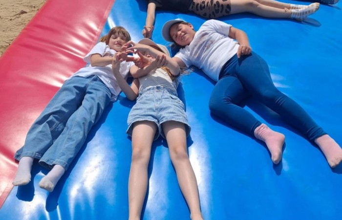 17 czerwca uczniowie klas drugich mieli okazję spędzić niezapomniany dzień w malowniczej Zagrodzie Kociewskiej. Program wycieczki obfitował w atrakcje, a jedną z najciekawszych były kreatywne warsztaty emalierskie. Dzieci dowiedziały się, czym jest emalia i jak powstają naczynia emaliowane. W części praktycznej każdy uczestnik mógł samodzielnie ozdobić ceramiczny magnes przy użyciu specjalnych markerów. Powstały w ten sposób wyjątkowe, kolorowe prace – prawdziwe małe dzieła sztuki, które będą piękną pamiątką na lata. Po warsztatach przyszedł czas na relaks i zabawę. Uczniowie korzystali z uroków otoczenia – bawili się na świeżym powietrzu, zwiedzali zagrodę i dokarmiali zwierzęta. Szerokie uśmiechy na twarzach dzieci, gdy wracały do szkoły, były najlepszym dowodem na to, że wyjazd był udany.