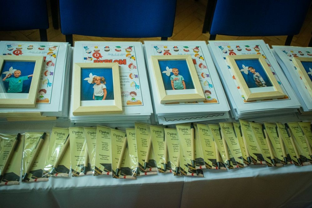 18 czerwca w naszym przedszkolu odbyła się wzruszająca i pełna radości uroczystość zakończenia roku szkolnego dla dwóch wyjątkowych grup: 