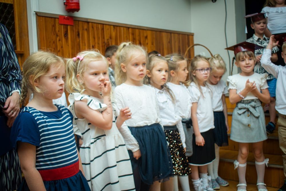 18 czerwca w naszym przedszkolu odbyła się wzruszająca i pełna radości uroczystość zakończenia roku szkolnego dla dwóch wyjątkowych grup: 