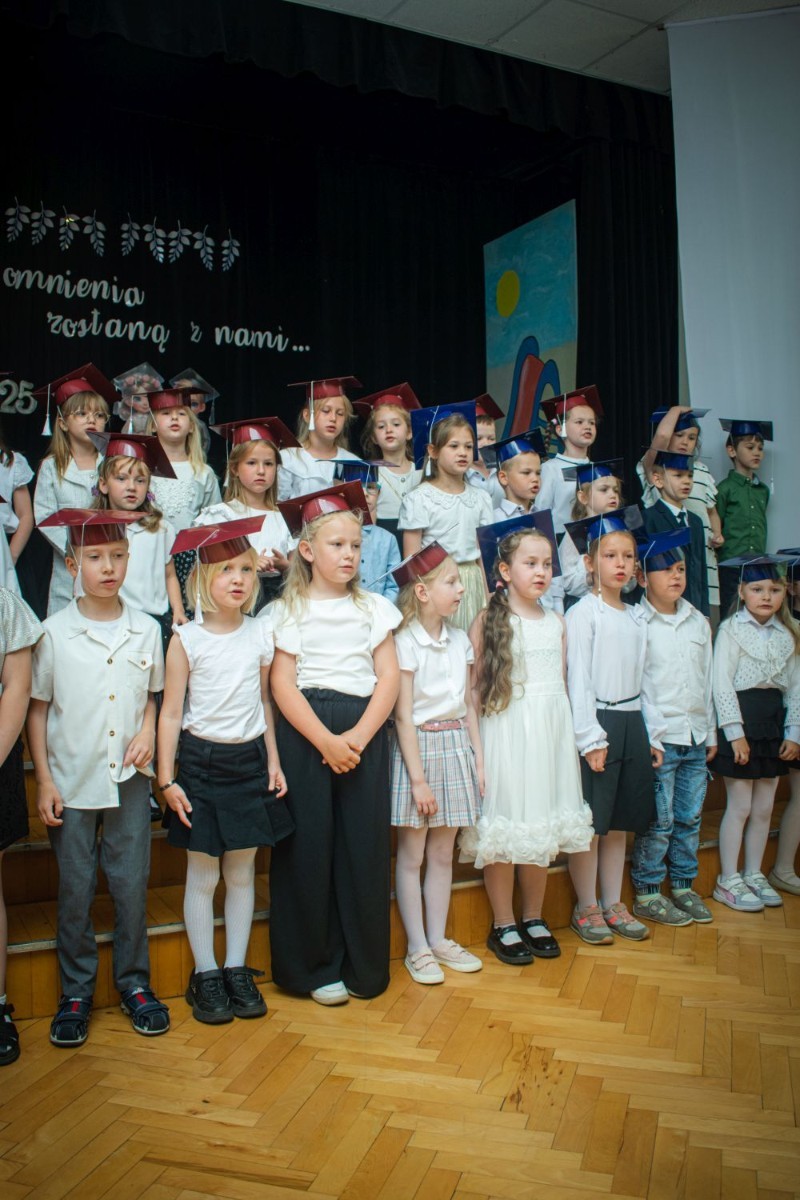 18 czerwca w naszym przedszkolu odbyła się wzruszająca i pełna radości uroczystość zakończenia roku szkolnego dla dwóch wyjątkowych grup: 