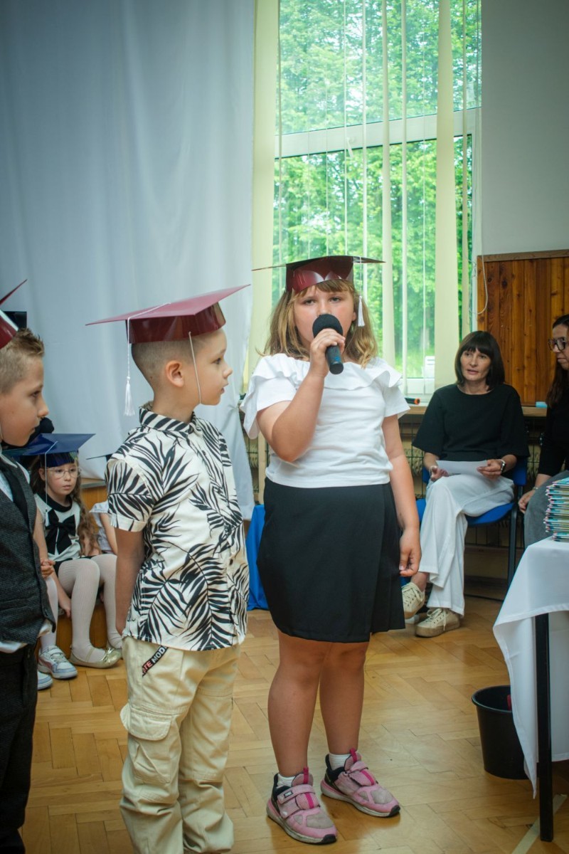 18 czerwca w naszym przedszkolu odbyła się wzruszająca i pełna radości uroczystość zakończenia roku szkolnego dla dwóch wyjątkowych grup: 