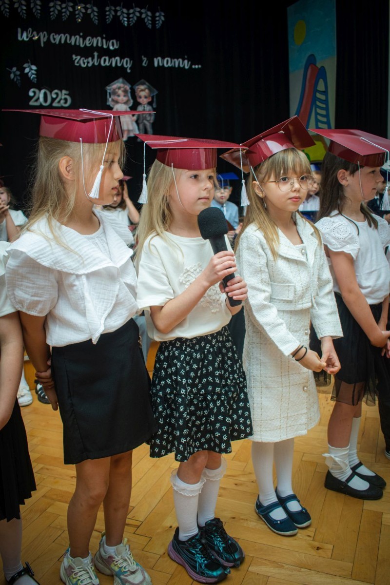 18 czerwca w naszym przedszkolu odbyła się wzruszająca i pełna radości uroczystość zakończenia roku szkolnego dla dwóch wyjątkowych grup: 