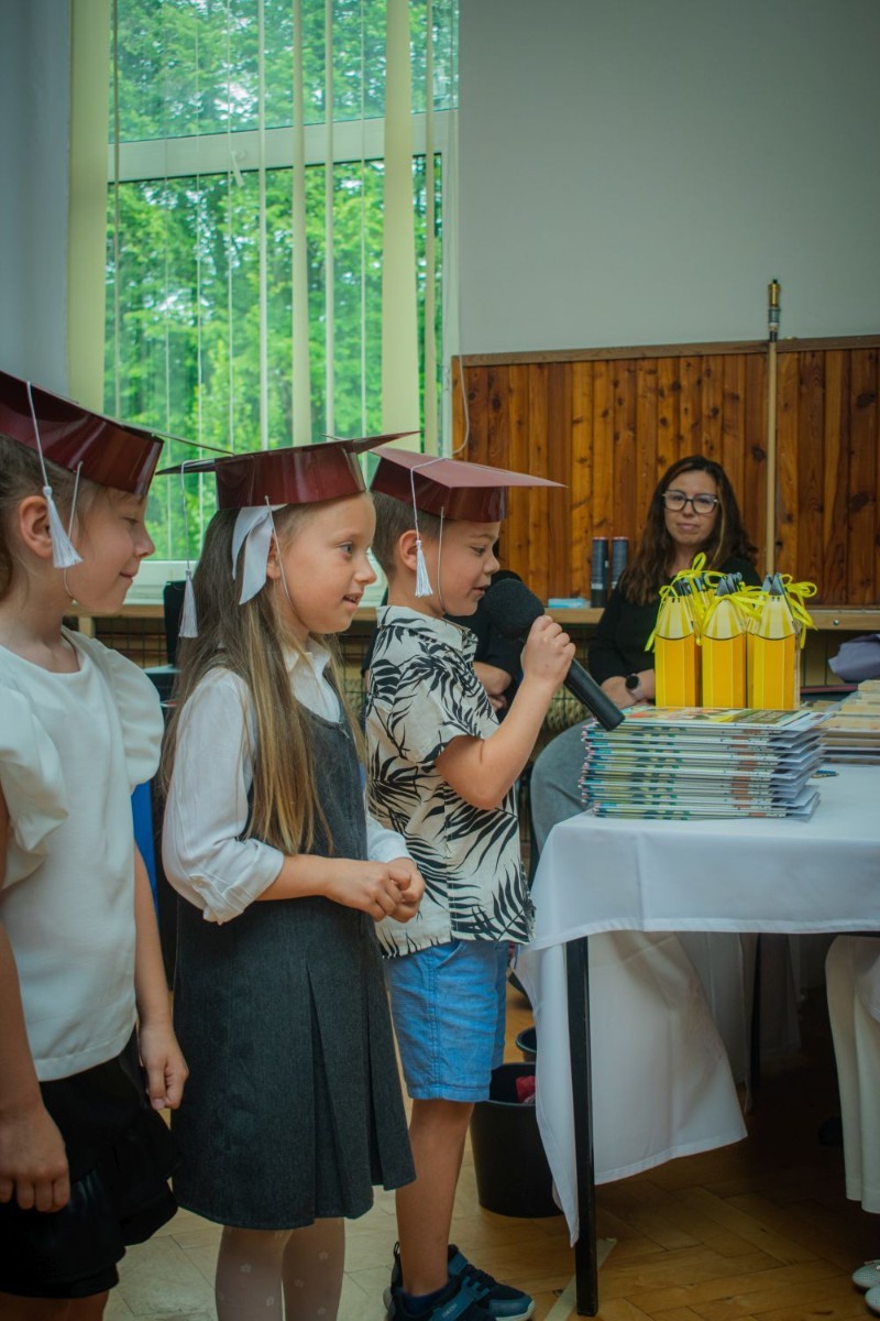18 czerwca w naszym przedszkolu odbyła się wzruszająca i pełna radości uroczystość zakończenia roku szkolnego dla dwóch wyjątkowych grup: 
