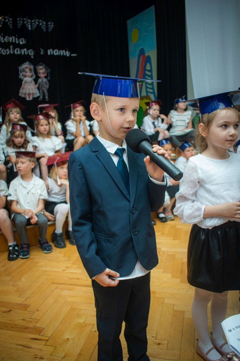 18 czerwca w naszym przedszkolu odbyła się wzruszająca i pełna radości uroczystość zakończenia roku szkolnego dla dwóch wyjątkowych grup: 