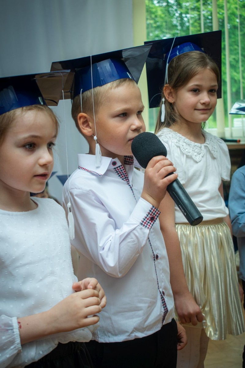 18 czerwca w naszym przedszkolu odbyła się wzruszająca i pełna radości uroczystość zakończenia roku szkolnego dla dwóch wyjątkowych grup: 