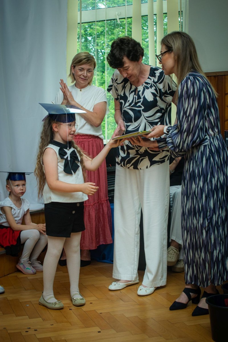 Po części artystycznej przyszedł czas na uroczyste wręczenie dyplomów oraz upominków przez panią Wicedyrektor Anettę Daszkowska. Każde dziecko otrzymało pamiątkowy dyplom ukończenia zerówki, a także drobny prezent, który będzie przypominał o wspaniałych chwilach spędzonych w przedszkolu.Zerówkowicze z dumą zaprezentowali, jak wiele nauczyli się przez miniony rok – zarówno w zakresie wiedzy, jak i umiejętności społecznych.
