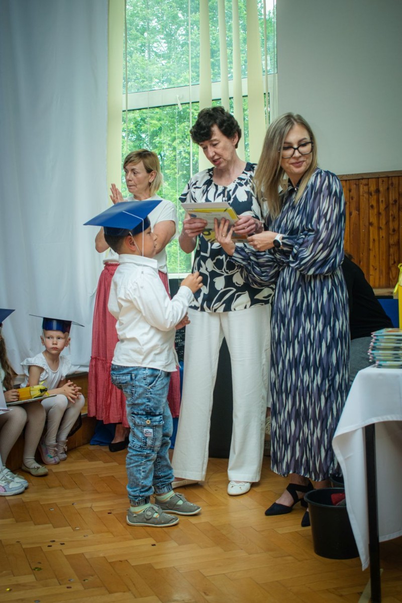 Po części artystycznej przyszedł czas na uroczyste wręczenie dyplomów oraz upominków przez panią Wicedyrektor Anettę Daszkowska. Każde dziecko otrzymało pamiątkowy dyplom ukończenia zerówki, a także drobny prezent, który będzie przypominał o wspaniałych chwilach spędzonych w przedszkolu.