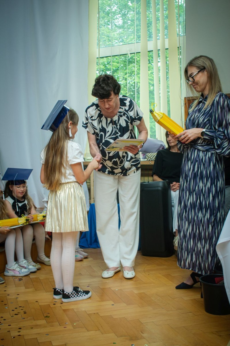 Po części artystycznej przyszedł czas na uroczyste wręczenie dyplomów oraz upominków przez panią Wicedyrektor Anettę Daszkowska. Każde dziecko otrzymało pamiątkowy dyplom ukończenia zerówki, a także drobny prezent, który będzie przypominał o wspaniałych chwilach spędzonych w przedszkolu.