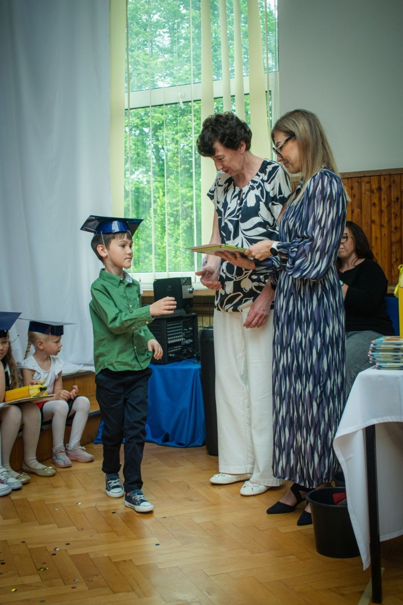 Po części artystycznej przyszedł czas na uroczyste wręczenie dyplomów oraz upominków przez panią Wicedyrektor Anettę Daszkowska. Każde dziecko otrzymało pamiątkowy dyplom ukończenia zerówki, a także drobny prezent, który będzie przypominał o wspaniałych chwilach spędzonych w przedszkolu.