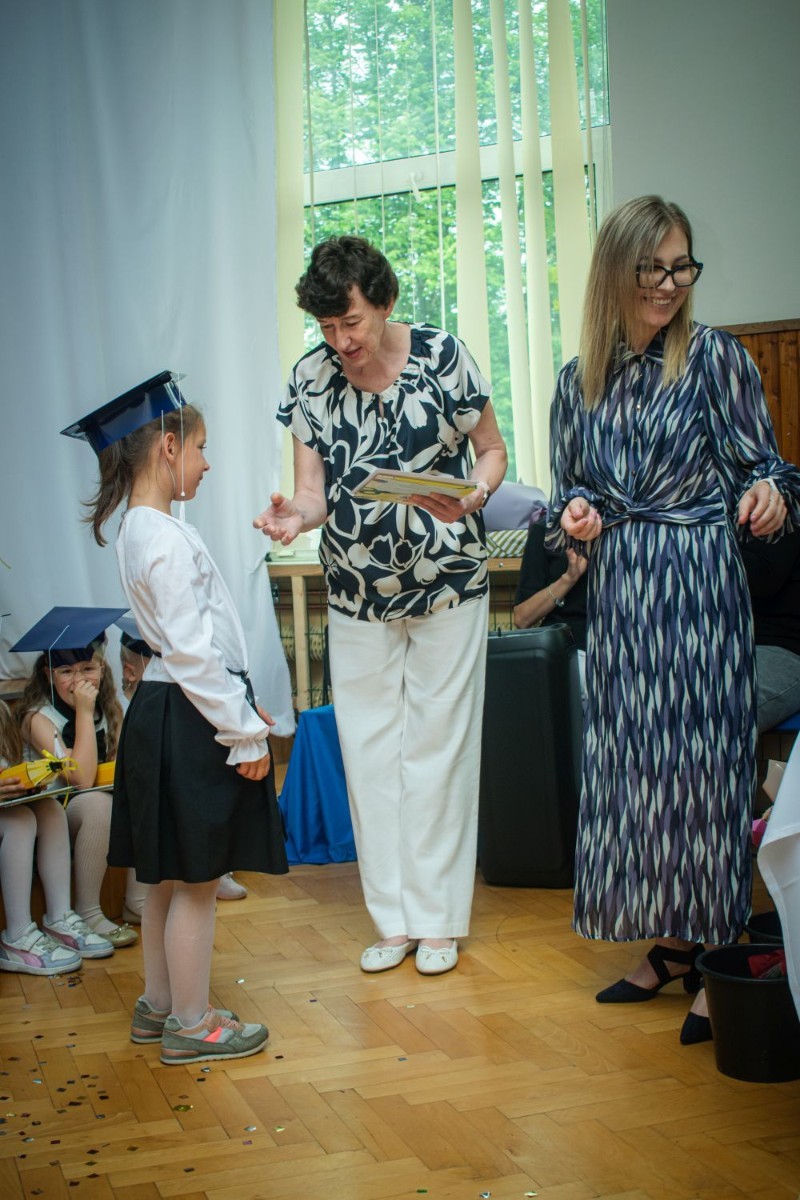Po części artystycznej przyszedł czas na uroczyste wręczenie dyplomów oraz upominków przez panią Wicedyrektor Anettę Daszkowska. Każde dziecko otrzymało pamiątkowy dyplom ukończenia zerówki, a także drobny prezent, który będzie przypominał o wspaniałych chwilach spędzonych w przedszkolu.
