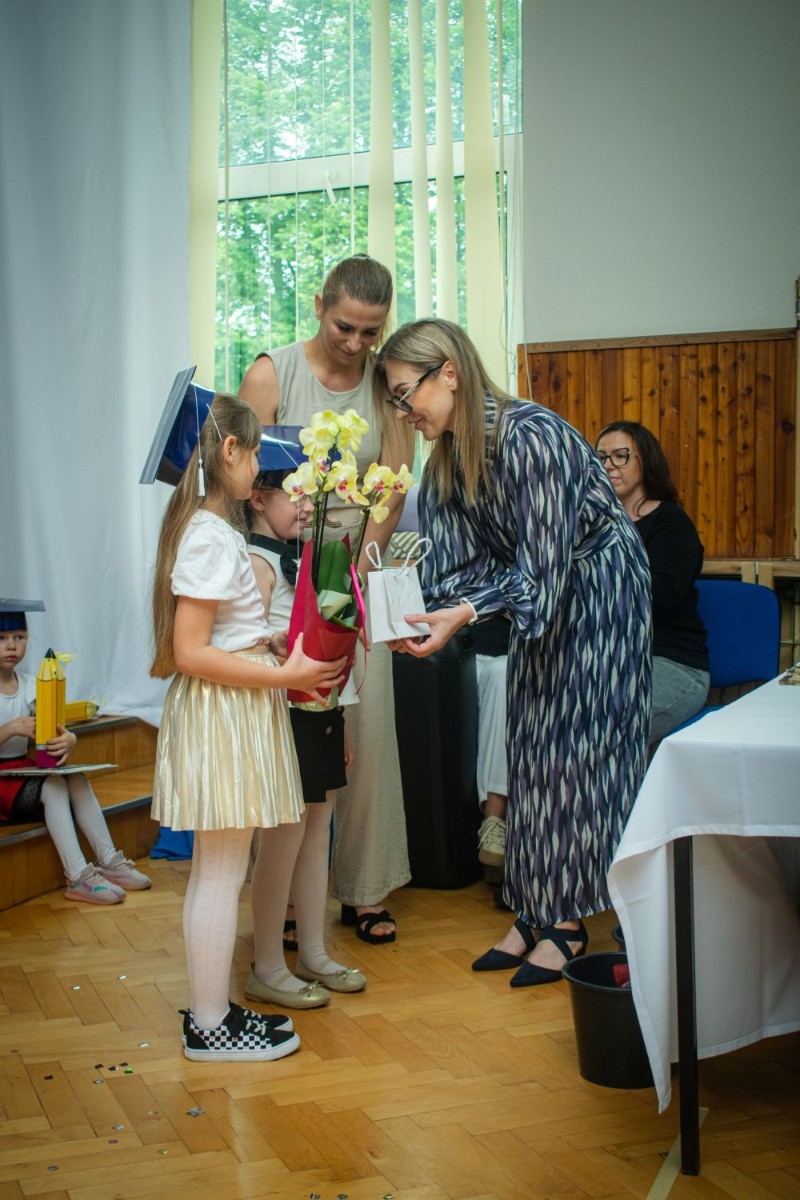 Nie zabrakło także słów podziękowania – zarówno dla dzieci, jak i rodziców, którzy aktywnie wspierali pracę przedszkola przez cały rok. Szczególne podziękowania popłynęły również w stronę nauczycieli i całego personelu, którzy z oddaniem i troską towarzyszyli dzieciom w ich codziennych przedszkolnych przygodach.
Uroczystość zakończyła się wspólnymi wieloma pamiątkowymi zdjęciami. Choć było to pożegnanie, nie zabrakło uśmiechów i nadziei na piękne wakacje oraz nowy rozdział w szkole, który czeka na naszych absolwentów już we wrześniu.

