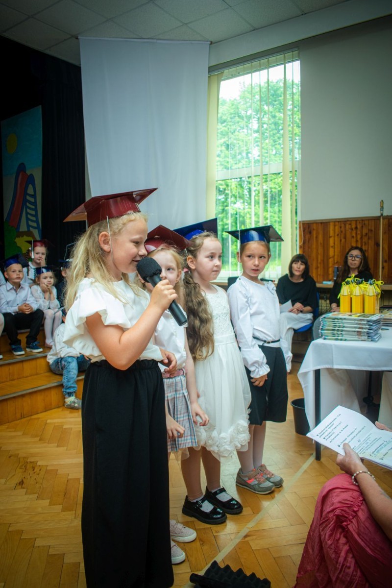 Nie zabrakło także słów podziękowania – zarówno dla dzieci, jak i rodziców, którzy aktywnie wspierali pracę przedszkola przez cały rok. Szczególne podziękowania popłynęły również w stronę nauczycieli i całego personelu, którzy z oddaniem i troską towarzyszyli dzieciom w ich codziennych przedszkolnych przygodach.
Uroczystość zakończyła się wspólnymi wieloma pamiątkowymi zdjęciami. Choć było to pożegnanie, nie zabrakło uśmiechów i nadziei na piękne wakacje oraz nowy rozdział w szkole, który czeka na naszych absolwentów już we wrześniu.
zaprezentowali, jak wiele nauczyli się przez miniony rok – zarówno w zakresie wiedzy, jak i umiejętności społecznych.
