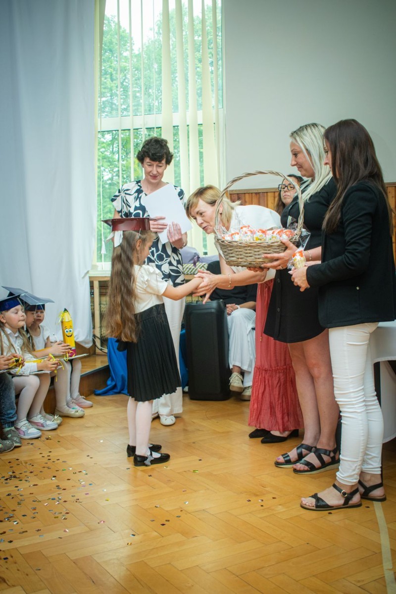 Nie zabrakło także słów podziękowania – zarówno dla dzieci, jak i rodziców, którzy aktywnie wspierali pracę przedszkola przez cały rok. Szczególne podziękowania popłynęły również w stronę nauczycieli i całego personelu, którzy z oddaniem i troską towarzyszyli dzieciom w ich codziennych przedszkolnych przygodach.
Uroczystość zakończyła się wspólnymi wieloma pamiątkowymi zdjęciami. Choć było to pożegnanie, nie zabrakło uśmiechów i nadziei na piękne wakacje oraz nowy rozdział w szkole, który czeka na naszych absolwentów już we wrześniu.
