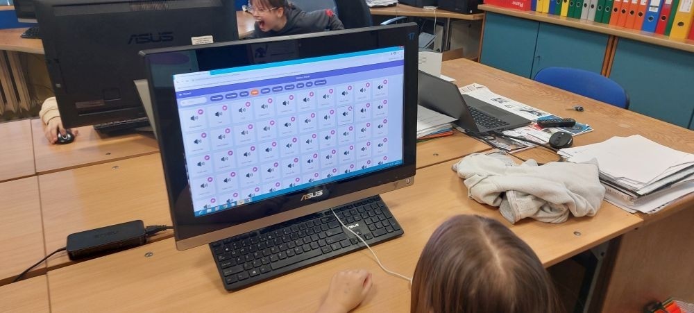 Zbliża się koniec roku szkolnego, a my z dumą spoglądamy wstecz na to, co udało nam się osiągnąć w ramach projektu S.Z.U.M.  Przez ostatnie miesiące uczestnicy zajęć robotycznych: poznawali różne programy i aplikacje, uczyli się programowania w Scratchu, budowali własne roboty i konstrukcje z klocków LEGO Spike Essential.
To był czas pełen nauki, kreatywności i dobrej zabawy. 

