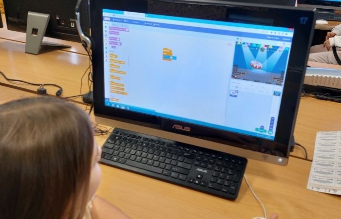 Zbliża się koniec roku szkolnego, a my z dumą spoglądamy wstecz na to, co udało nam się osiągnąć w ramach projektu S.Z.U.M.  Przez ostatnie miesiące uczestnicy zajęć robotycznych: poznawali różne programy i aplikacje, uczyli się programowania w Scratchu, budowali własne roboty i konstrukcje z klocków LEGO Spike Essential.
To był czas pełen nauki, kreatywności i dobrej zabawy. 
