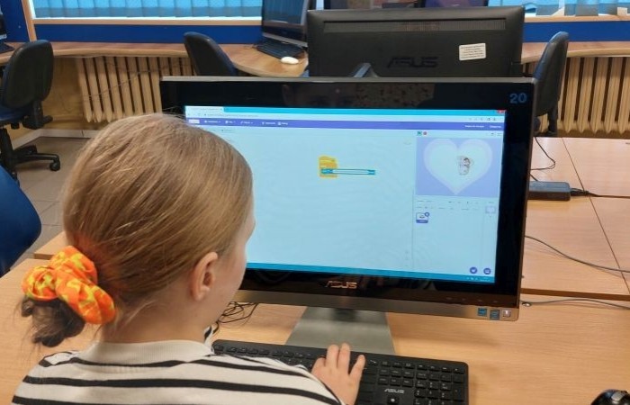 Zbliża się koniec roku szkolnego, a my z dumą spoglądamy wstecz na to, co udało nam się osiągnąć w ramach projektu S.Z.U.M.  Przez ostatnie miesiące uczestnicy zajęć robotycznych: poznawali różne programy i aplikacje, uczyli się programowania w Scratchu, budowali własne roboty i konstrukcje z klocków LEGO Spike Essential.
To był czas pełen nauki, kreatywności i dobrej zabawy. 
