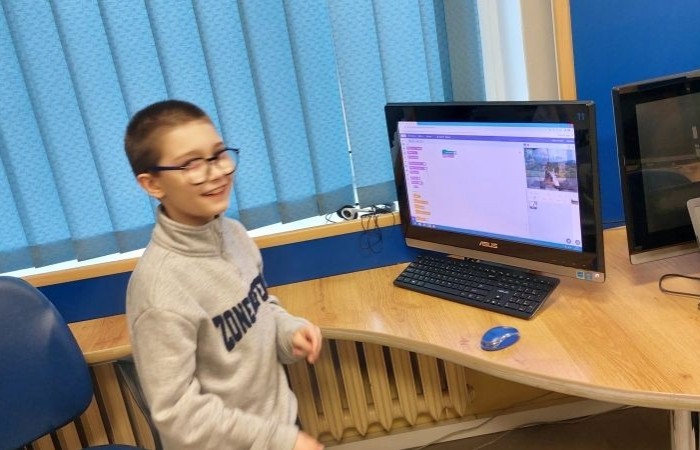 Zbliża się koniec roku szkolnego, a my z dumą spoglądamy wstecz na to, co udało nam się osiągnąć w ramach projektu S.Z.U.M.  Przez ostatnie miesiące uczestnicy zajęć robotycznych: poznawali różne programy i aplikacje, uczyli się programowania w Scratchu, budowali własne roboty i konstrukcje z klocków LEGO Spike Essential.
To był czas pełen nauki, kreatywności i dobrej zabawy. 
