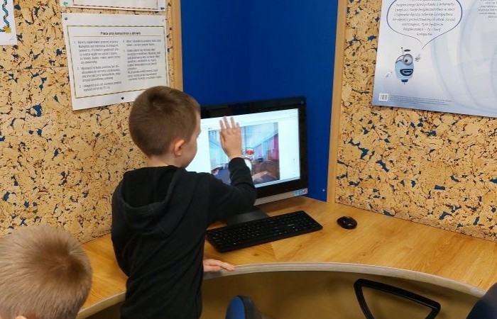 Zbliża się koniec roku szkolnego, a my z dumą spoglądamy wstecz na to, co udało nam się osiągnąć w ramach projektu S.Z.U.M.  Przez ostatnie miesiące uczestnicy zajęć robotycznych: poznawali różne programy i aplikacje, uczyli się programowania w Scratchu, budowali własne roboty i konstrukcje z klocków LEGO Spike Essential.
To był czas pełen nauki, kreatywności i dobrej zabawy. 
