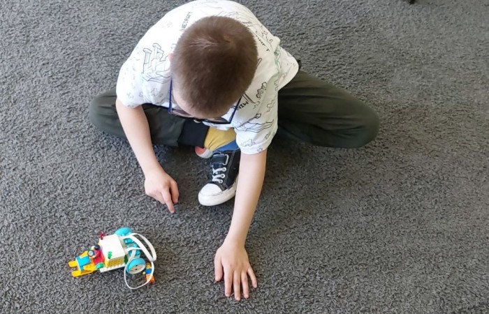 Zbliża się koniec roku szkolnego, a my z dumą spoglądamy wstecz na to, co udało nam się osiągnąć w ramach projektu S.Z.U.M.  Przez ostatnie miesiące uczestnicy zajęć robotycznych: poznawali różne programy i aplikacje, uczyli się programowania w Scratchu, budowali własne roboty i konstrukcje z klocków LEGO Spike Essential.
To był czas pełen nauki, kreatywności i dobrej zabawy. 
