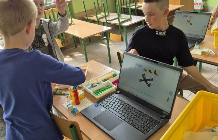 Zbliża się koniec roku szkolnego, a my z dumą spoglądamy wstecz na to, co udało nam się osiągnąć w ramach projektu S.Z.U.M.  Przez ostatnie miesiące uczestnicy zajęć robotycznych: poznawali różne programy i aplikacje, uczyli się programowania w Scratchu, budowali własne roboty i konstrukcje z klocków LEGO Spike Essential.
To był czas pełen nauki, kreatywności i dobrej zabawy. 

