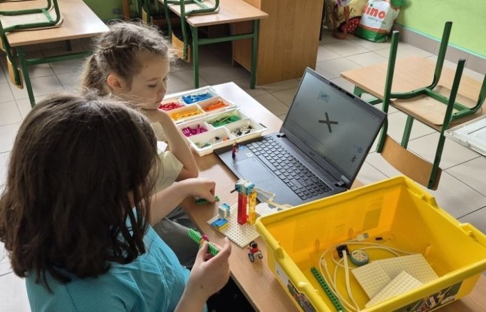 Zbliża się koniec roku szkolnego, a my z dumą spoglądamy wstecz na to, co udało nam się osiągnąć w ramach projektu S.Z.U.M.  Przez ostatnie miesiące uczestnicy zajęć robotycznych: poznawali różne programy i aplikacje, uczyli się programowania w Scratchu, budowali własne roboty i konstrukcje z klocków LEGO Spike Essential.
To był czas pełen nauki, kreatywności i dobrej zabawy. 
