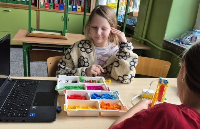 Zbliża się koniec roku szkolnego, a my z dumą spoglądamy wstecz na to, co udało nam się osiągnąć w ramach projektu S.Z.U.M.  Przez ostatnie miesiące uczestnicy zajęć robotycznych: poznawali różne programy i aplikacje, uczyli się programowania w Scratchu, budowali własne roboty i konstrukcje z klocków LEGO Spike Essential.
To był czas pełen nauki, kreatywności i dobrej zabawy. 
