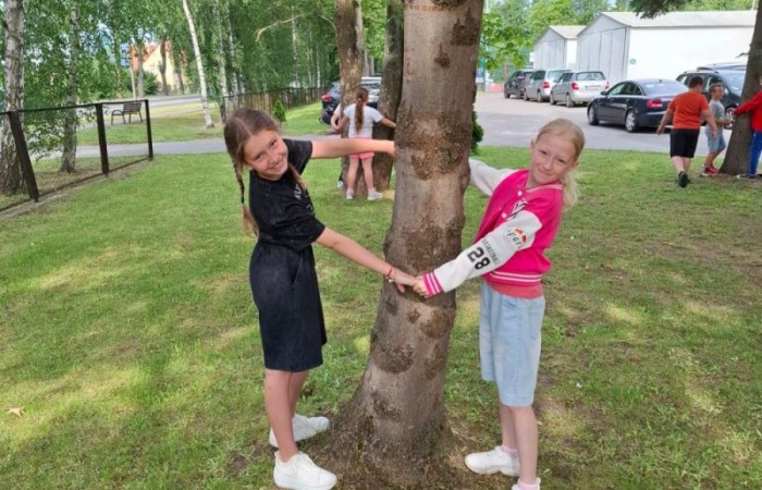 W ramach projektu S.Z.U.M. nasi najmłodsi uczniowie z klas 1-3 wzięli udział w wyjątkowej zabawie edukacyjnej – podchodach ekologicznych. Na terenie szkoły czekały na nich liczne zadania, które nie tylko dostarczyły mnóstwo radości, ale również uczyły, jak dbać o naszą planetę. Dzieci m.in.: rozwiązywały zagadki przyrodnicze, przytulały drzewa, poszukiwały ukrytych figurek zwierząt, wspólnie śpiewały piosenkę o Ziemi, zapisywały ekologiczne hasła – jak pomagać planecie, pokonywały tor przeszkód z ekologicznym przesłaniem. Było radośnie, aktywnie i bardzo zielono.