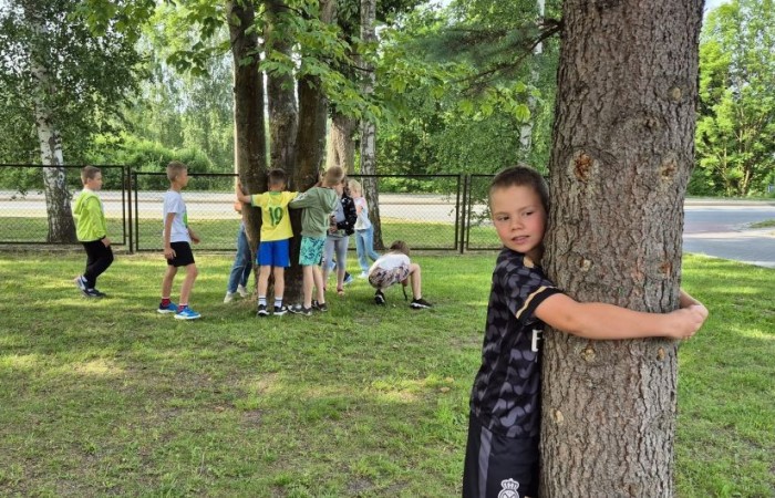 W ramach projektu S.Z.U.M. nasi najmłodsi uczniowie z klas 1-3 wzięli udział w wyjątkowej zabawie edukacyjnej – podchodach ekologicznych. Na terenie szkoły czekały na nich liczne zadania, które nie tylko dostarczyły mnóstwo radości, ale również uczyły, jak dbać o naszą planetę. Dzieci m.in.: rozwiązywały zagadki przyrodnicze, przytulały drzewa, poszukiwały ukrytych figurek zwierząt, wspólnie śpiewały piosenkę o Ziemi, zapisywały ekologiczne hasła – jak pomagać planecie, pokonywały tor przeszkód z ekologicznym przesłaniem. Było radośnie, aktywnie i bardzo zielono.