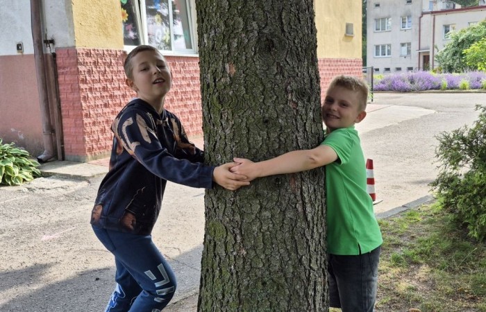 W ramach projektu S.Z.U.M. nasi najmłodsi uczniowie z klas 1-3 wzięli udział w wyjątkowej zabawie edukacyjnej – podchodach ekologicznych. Na terenie szkoły czekały na nich liczne zadania, które nie tylko dostarczyły mnóstwo radości, ale również uczyły, jak dbać o naszą planetę. Dzieci m.in.: rozwiązywały zagadki przyrodnicze, przytulały drzewa, poszukiwały ukrytych figurek zwierząt, wspólnie śpiewały piosenkę o Ziemi, zapisywały ekologiczne hasła – jak pomagać planecie, pokonywały tor przeszkód z ekologicznym przesłaniem. Było radośnie, aktywnie i bardzo zielono.