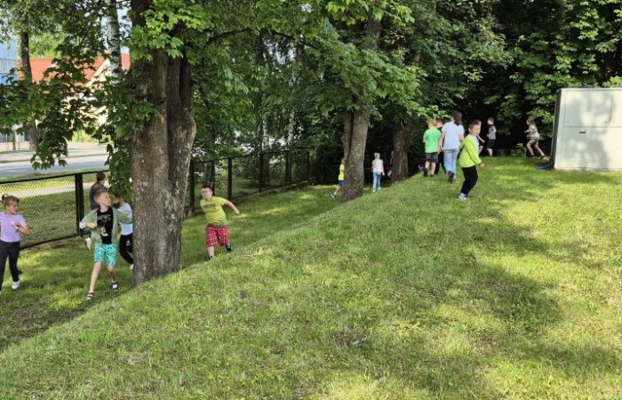 W ramach projektu S.Z.U.M. nasi najmłodsi uczniowie z klas 1-3 wzięli udział w wyjątkowej zabawie edukacyjnej – podchodach ekologicznych. Na terenie szkoły czekały na nich liczne zadania, które nie tylko dostarczyły mnóstwo radości, ale również uczyły, jak dbać o naszą planetę. Dzieci m.in.: rozwiązywały zagadki przyrodnicze, przytulały drzewa, poszukiwały ukrytych figurek zwierząt, wspólnie śpiewały piosenkę o Ziemi, zapisywały ekologiczne hasła – jak pomagać planecie, pokonywały tor przeszkód z ekologicznym przesłaniem. Było radośnie, aktywnie i bardzo zielono.