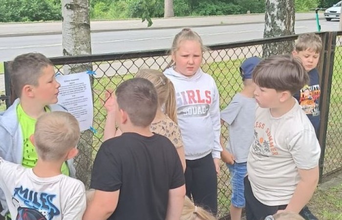 W ramach projektu S.Z.U.M. nasi najmłodsi uczniowie z klas 1-3 wzięli udział w wyjątkowej zabawie edukacyjnej – podchodach ekologicznych. Na terenie szkoły czekały na nich liczne zadania, które nie tylko dostarczyły mnóstwo radości, ale również uczyły, jak dbać o naszą planetę. Dzieci m.in.: rozwiązywały zagadki przyrodnicze, przytulały drzewa, poszukiwały ukrytych figurek zwierząt, wspólnie śpiewały piosenkę o Ziemi, zapisywały ekologiczne hasła – jak pomagać planecie, pokonywały tor przeszkód z ekologicznym przesłaniem. Było radośnie, aktywnie i bardzo zielono.