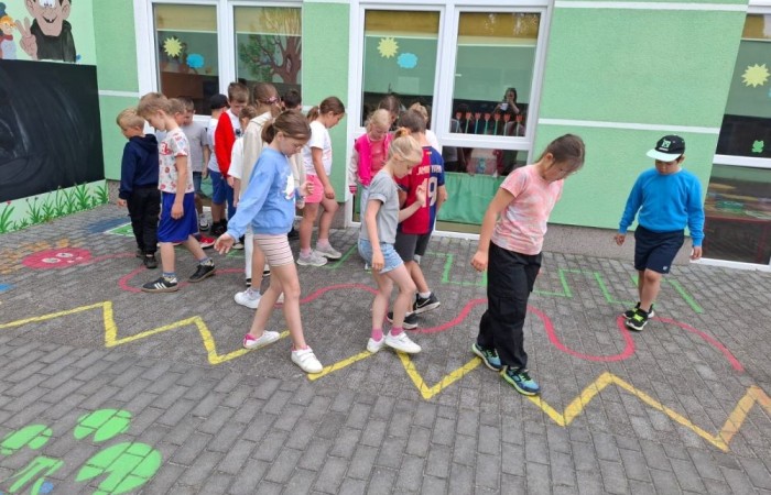 W ramach projektu S.Z.U.M. nasi najmłodsi uczniowie z klas 1-3 wzięli udział w wyjątkowej zabawie edukacyjnej – podchodach ekologicznych. Na terenie szkoły czekały na nich liczne zadania, które nie tylko dostarczyły mnóstwo radości, ale również uczyły, jak dbać o naszą planetę. Dzieci m.in.: rozwiązywały zagadki przyrodnicze, przytulały drzewa, poszukiwały ukrytych figurek zwierząt, wspólnie śpiewały piosenkę o Ziemi, zapisywały ekologiczne hasła – jak pomagać planecie, pokonywały tor przeszkód z ekologicznym przesłaniem. Było radośnie, aktywnie i bardzo zielono.