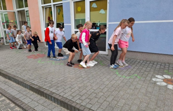 W ramach projektu S.Z.U.M. nasi najmłodsi uczniowie z klas 1-3 wzięli udział w wyjątkowej zabawie edukacyjnej – podchodach ekologicznych. Na terenie szkoły czekały na nich liczne zadania, które nie tylko dostarczyły mnóstwo radości, ale również uczyły, jak dbać o naszą planetę. Dzieci m.in.: rozwiązywały zagadki przyrodnicze, przytulały drzewa, poszukiwały ukrytych figurek zwierząt, wspólnie śpiewały piosenkę o Ziemi, zapisywały ekologiczne hasła – jak pomagać planecie, pokonywały tor przeszkód z ekologicznym przesłaniem. Było radośnie, aktywnie i bardzo zielono.