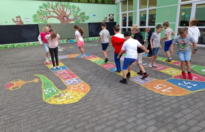 W ramach projektu S.Z.U.M. nasi najmłodsi uczniowie z klas 1-3 wzięli udział w wyjątkowej zabawie edukacyjnej – podchodach ekologicznych. Na terenie szkoły czekały na nich liczne zadania, które nie tylko dostarczyły mnóstwo radości, ale również uczyły, jak dbać o naszą planetę. Dzieci m.in.: rozwiązywały zagadki przyrodnicze, przytulały drzewa, poszukiwały ukrytych figurek zwierząt, wspólnie śpiewały piosenkę o Ziemi, zapisywały ekologiczne hasła – jak pomagać planecie, pokonywały tor przeszkód z ekologicznym przesłaniem. Było radośnie, aktywnie i bardzo zielono.