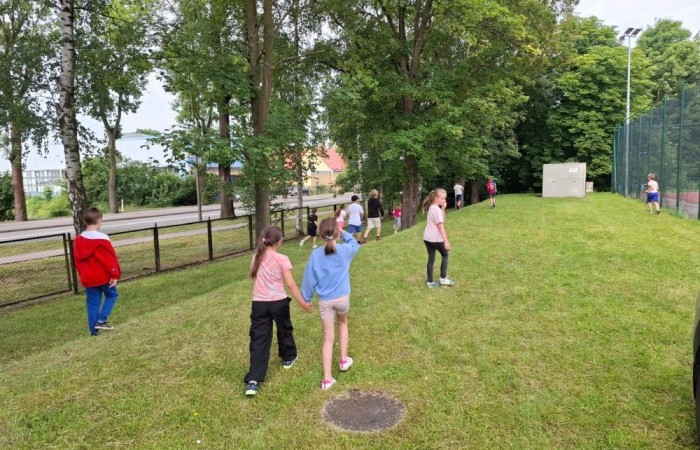 W ramach projektu S.Z.U.M. nasi najmłodsi uczniowie z klas 1-3 wzięli udział w wyjątkowej zabawie edukacyjnej – podchodach ekologicznych. Na terenie szkoły czekały na nich liczne zadania, które nie tylko dostarczyły mnóstwo radości, ale również uczyły, jak dbać o naszą planetę. Dzieci m.in.: rozwiązywały zagadki przyrodnicze, przytulały drzewa, poszukiwały ukrytych figurek zwierząt, wspólnie śpiewały piosenkę o Ziemi, zapisywały ekologiczne hasła – jak pomagać planecie, pokonywały tor przeszkód z ekologicznym przesłaniem. Było radośnie, aktywnie i bardzo zielono.