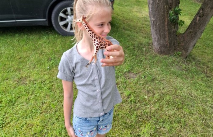 W ramach projektu S.Z.U.M. nasi najmłodsi uczniowie z klas 1-3 wzięli udział w wyjątkowej zabawie edukacyjnej – podchodach ekologicznych. Na terenie szkoły czekały na nich liczne zadania, które nie tylko dostarczyły mnóstwo radości, ale również uczyły, jak dbać o naszą planetę. Dzieci m.in.: rozwiązywały zagadki przyrodnicze, przytulały drzewa, poszukiwały ukrytych figurek zwierząt, wspólnie śpiewały piosenkę o Ziemi, zapisywały ekologiczne hasła – jak pomagać planecie, pokonywały tor przeszkód z ekologicznym przesłaniem. Było radośnie, aktywnie i bardzo zielono.