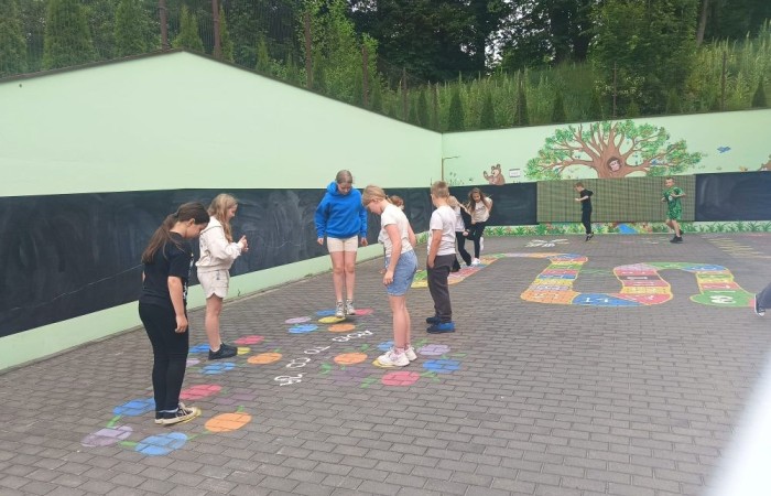 W ramach projektu S.Z.U.M. nasi najmłodsi uczniowie z klas 1-3 wzięli udział w wyjątkowej zabawie edukacyjnej – podchodach ekologicznych. Na terenie szkoły czekały na nich liczne zadania, które nie tylko dostarczyły mnóstwo radości, ale również uczyły, jak dbać o naszą planetę. Dzieci m.in.: rozwiązywały zagadki przyrodnicze, przytulały drzewa, poszukiwały ukrytych figurek zwierząt, wspólnie śpiewały piosenkę o Ziemi, zapisywały ekologiczne hasła – jak pomagać planecie, pokonywały tor przeszkód z ekologicznym przesłaniem. Było radośnie, aktywnie i bardzo zielono.
