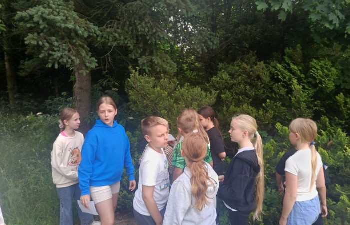 W ramach projektu S.Z.U.M. nasi najmłodsi uczniowie z klas 1-3 wzięli udział w wyjątkowej zabawie edukacyjnej – podchodach ekologicznych. Na terenie szkoły czekały na nich liczne zadania, które nie tylko dostarczyły mnóstwo radości, ale również uczyły, jak dbać o naszą planetę. Dzieci m.in.: rozwiązywały zagadki przyrodnicze, przytulały drzewa, poszukiwały ukrytych figurek zwierząt, wspólnie śpiewały piosenkę o Ziemi, zapisywały ekologiczne hasła – jak pomagać planecie, pokonywały tor przeszkód z ekologicznym przesłaniem. Było radośnie, aktywnie i bardzo zielono.