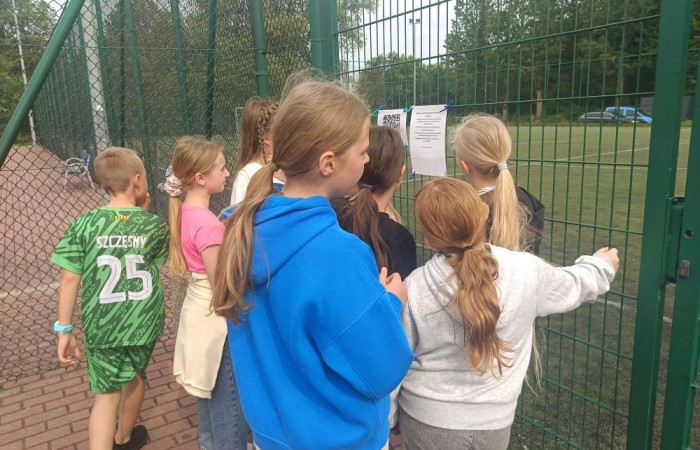 W ramach projektu S.Z.U.M. nasi najmłodsi uczniowie z klas 1-3 wzięli udział w wyjątkowej zabawie edukacyjnej – podchodach ekologicznych. Na terenie szkoły czekały na nich liczne zadania, które nie tylko dostarczyły mnóstwo radości, ale również uczyły, jak dbać o naszą planetę. Dzieci m.in.: rozwiązywały zagadki przyrodnicze, przytulały drzewa, poszukiwały ukrytych figurek zwierząt, wspólnie śpiewały piosenkę o Ziemi, zapisywały ekologiczne hasła – jak pomagać planecie, pokonywały tor przeszkód z ekologicznym przesłaniem. Było radośnie, aktywnie i bardzo zielono.