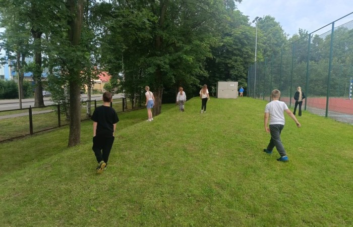 W ramach projektu S.Z.U.M. nasi najmłodsi uczniowie z klas 1-3 wzięli udział w wyjątkowej zabawie edukacyjnej – podchodach ekologicznych. Na terenie szkoły czekały na nich liczne zadania, które nie tylko dostarczyły mnóstwo radości, ale również uczyły, jak dbać o naszą planetę. Dzieci m.in.: rozwiązywały zagadki przyrodnicze, przytulały drzewa, poszukiwały ukrytych figurek zwierząt, wspólnie śpiewały piosenkę o Ziemi, zapisywały ekologiczne hasła – jak pomagać planecie, pokonywały tor przeszkód z ekologicznym przesłaniem. Było radośnie, aktywnie i bardzo zielono.