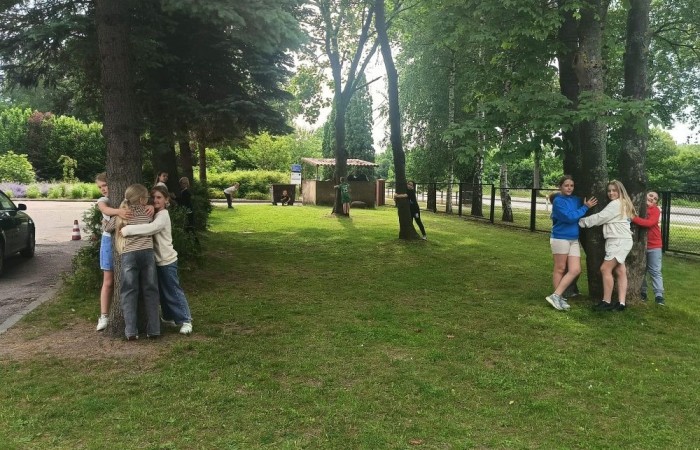 W ramach projektu S.Z.U.M. nasi najmłodsi uczniowie z klas 1-3 wzięli udział w wyjątkowej zabawie edukacyjnej – podchodach ekologicznych. Na terenie szkoły czekały na nich liczne zadania, które nie tylko dostarczyły mnóstwo radości, ale również uczyły, jak dbać o naszą planetę. Dzieci m.in.: rozwiązywały zagadki przyrodnicze, przytulały drzewa, poszukiwały ukrytych figurek zwierząt, wspólnie śpiewały piosenkę o Ziemi, zapisywały ekologiczne hasła – jak pomagać planecie, pokonywały tor przeszkód z ekologicznym przesłaniem. Było radośnie, aktywnie i bardzo zielono.