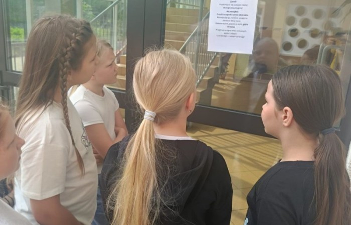 W ramach projektu S.Z.U.M. nasi najmłodsi uczniowie z klas 1-3 wzięli udział w wyjątkowej zabawie edukacyjnej – podchodach ekologicznych. Na terenie szkoły czekały na nich liczne zadania, które nie tylko dostarczyły mnóstwo radości, ale również uczyły, jak dbać o naszą planetę. Dzieci m.in.: rozwiązywały zagadki przyrodnicze, przytulały drzewa, poszukiwały ukrytych figurek zwierząt, wspólnie śpiewały piosenkę o Ziemi, zapisywały ekologiczne hasła – jak pomagać planecie, pokonywały tor przeszkód z ekologicznym przesłaniem. Było radośnie, aktywnie i bardzo zielono.