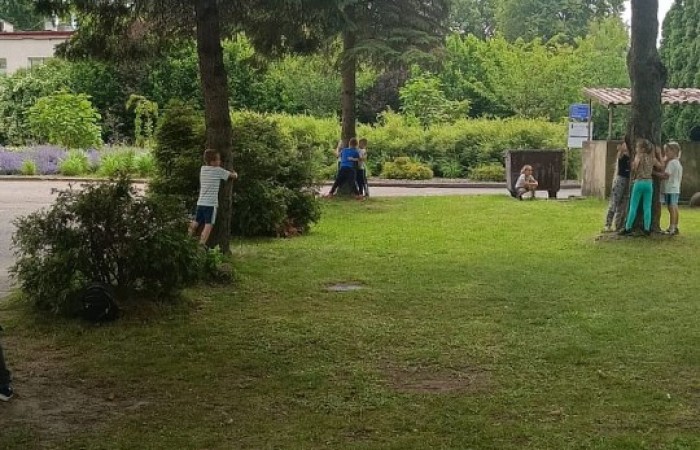 W ramach projektu S.Z.U.M. nasi najmłodsi uczniowie z klas 1-3 wzięli udział w wyjątkowej zabawie edukacyjnej – podchodach ekologicznych. Na terenie szkoły czekały na nich liczne zadania, które nie tylko dostarczyły mnóstwo radości, ale również uczyły, jak dbać o naszą planetę. Dzieci m.in.: rozwiązywały zagadki przyrodnicze, przytulały drzewa, poszukiwały ukrytych figurek zwierząt, wspólnie śpiewały piosenkę o Ziemi, zapisywały ekologiczne hasła – jak pomagać planecie, pokonywały tor przeszkód z ekologicznym przesłaniem. Było radośnie, aktywnie i bardzo zielono.