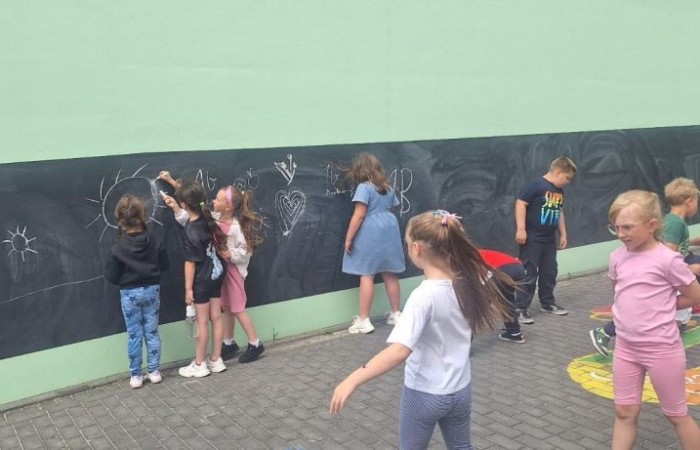 W ramach projektu S.Z.U.M. nasi najmłodsi uczniowie z klas 1-3 wzięli udział w wyjątkowej zabawie edukacyjnej – podchodach ekologicznych. Na terenie szkoły czekały na nich liczne zadania, które nie tylko dostarczyły mnóstwo radości, ale również uczyły, jak dbać o naszą planetę. Dzieci m.in.: rozwiązywały zagadki przyrodnicze, przytulały drzewa, poszukiwały ukrytych figurek zwierząt, wspólnie śpiewały piosenkę o Ziemi, zapisywały ekologiczne hasła – jak pomagać planecie, pokonywały tor przeszkód z ekologicznym przesłaniem. Było radośnie, aktywnie i bardzo zielono.