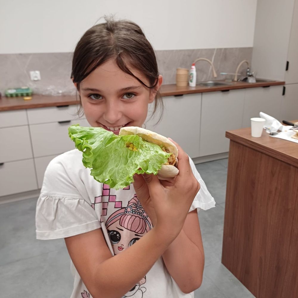 24 czerwca klasa Ib uczestniczyła w wyjątkowych zajęciach kulinarnych w CREP w Pasłęku. Podczas spotkania pani Aneta Sokołowska opowiedziała dzieciom o zasadach zdrowego odżywiania oraz o tym, co powinno znaleźć się w kanapnikach z drugim śniadaniem. Następnie, pod czujnym okiem dorosłych, uczniowie samodzielnie przygotowywali zdrowe pity z mięsem i warzywami – było pysznie, kolorowo i bardzo zdrowo. Mamy nadzieję, że to nie były ostatnie takie zajęcia. 