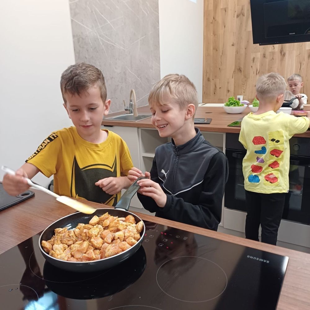 24 czerwca klasa Ib uczestniczyła w wyjątkowych zajęciach kulinarnych w CREP w Pasłęku. Podczas spotkania pani Aneta Sokołowska opowiedziała dzieciom o zasadach zdrowego odżywiania oraz o tym, co powinno znaleźć się w kanapnikach z drugim śniadaniem. Następnie, pod czujnym okiem dorosłych, uczniowie samodzielnie przygotowywali zdrowe pity z mięsem i warzywami – było pysznie, kolorowo i bardzo zdrowo. Mamy nadzieję, że to nie były ostatnie takie zajęcia. 