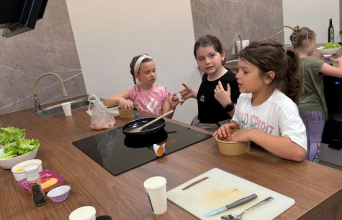 24 czerwca klasa Ib uczestniczyła w wyjątkowych zajęciach kulinarnych w CREP w Pasłęku. Podczas spotkania pani Aneta Sokołowska opowiedziała dzieciom o zasadach zdrowego odżywiania oraz o tym, co powinno znaleźć się w kanapnikach z drugim śniadaniem. Następnie, pod czujnym okiem dorosłych, uczniowie samodzielnie przygotowywali zdrowe pity z mięsem i warzywami – było pysznie, kolorowo i bardzo zdrowo. Mamy nadzieję, że to nie były ostatnie takie zajęcia. 